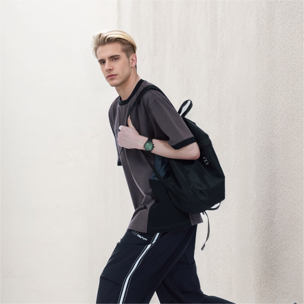 Нерегулярная контрастная футболка с короткими рукавами