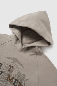 Horizontal gewebter Hoodie mit gesticktem Aufnäher im Retro-Stil