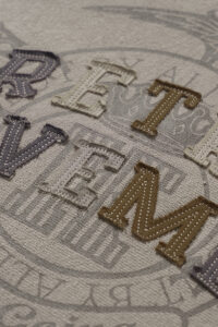 Horizontal gewebter Hoodie mit gesticktem Aufnäher im Retro-Stil