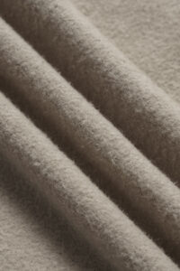 Horizontal gewebter Hoodie mit gesticktem Aufnäher im Retro-Stil