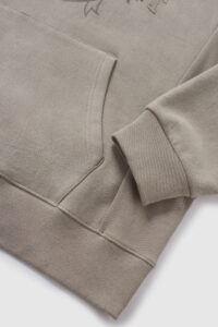 Horizontal gewebter Hoodie mit gesticktem Aufnäher im Retro-Stil