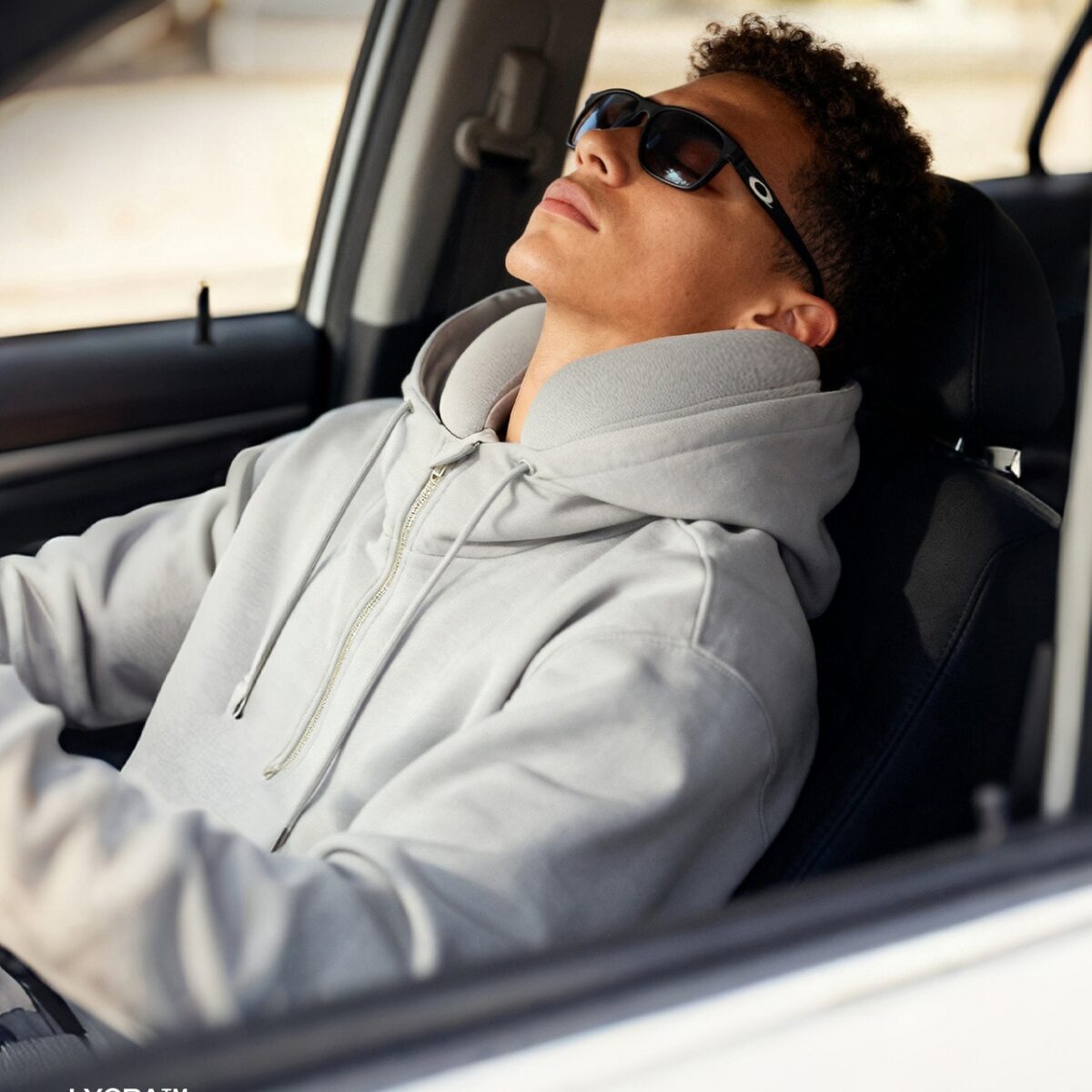 Lycra® Travel Airbag Hoodie mit Nackenkissen